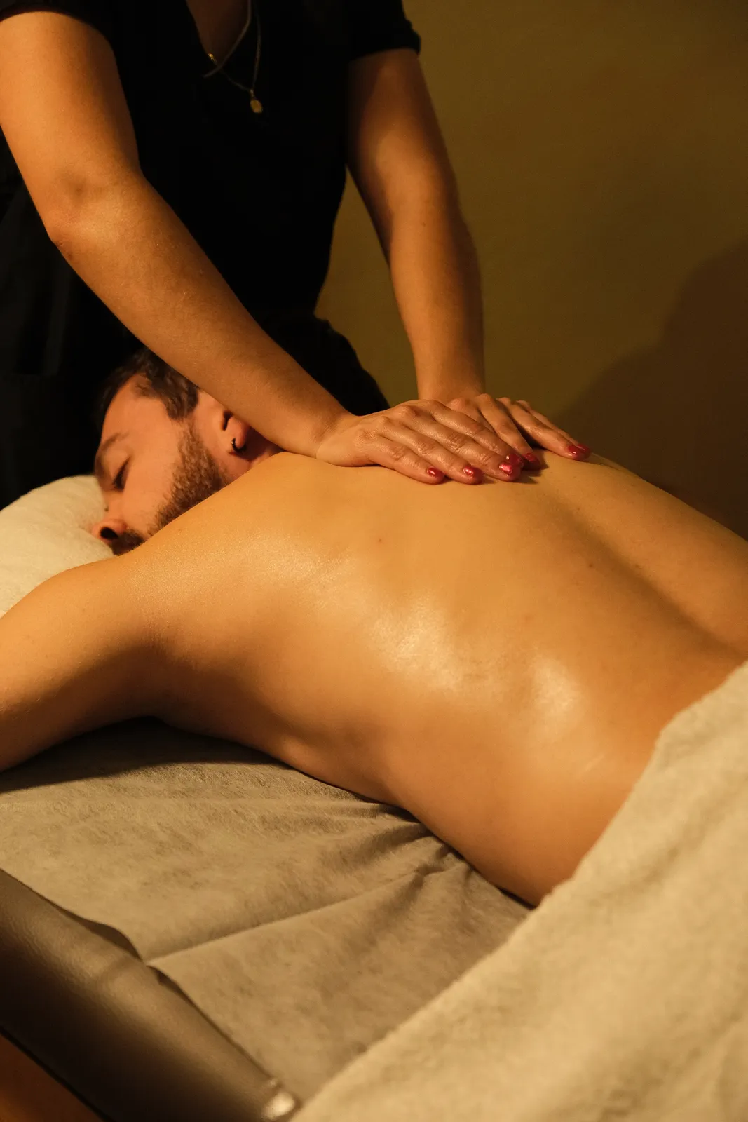 Man receiving a back massage at Spa Lleras